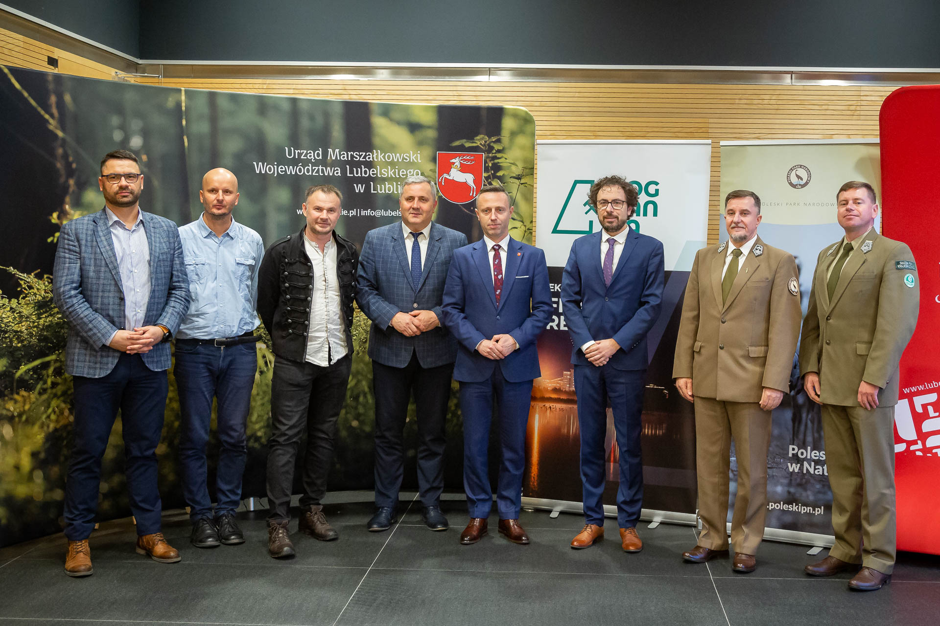 Wicemarszałek WL wraz z uczestnikami konferencji dot. wędrówki żurawi