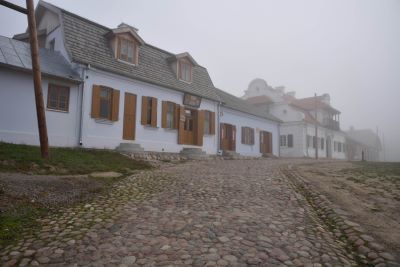 fragment miasteczka we mgle
