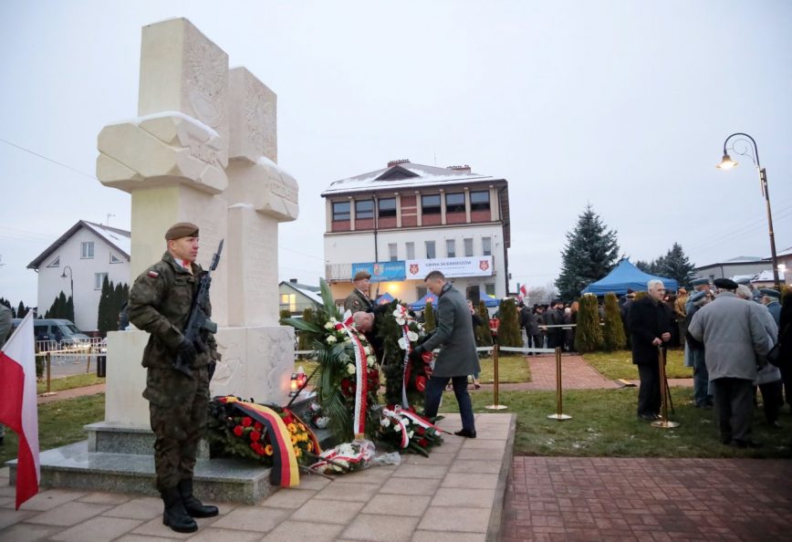 Składanie wieńców podczas obchodów rocznicy wysiedleń Zamojszczyzny