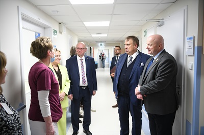 Uczestnicy wydarzenia Kolej + na zewnątrz prezentują podpisane umowy