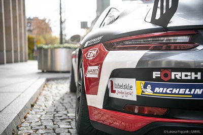 widok na tylny zderzak samochodu wyścigowego i naklejki przyklejone na nim