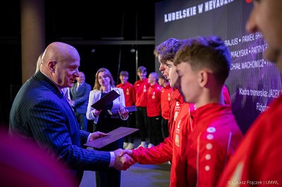 Marszałek WL wręcza podziękowania młodym piłkarzom z województwa lubelskiego