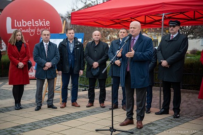 Marszałek WL przemawia podczas wydarzenia podpisania umowy na budowę drogi