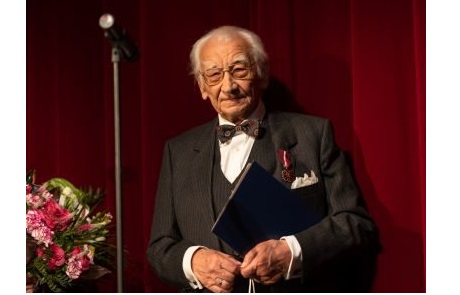 starszy mężczyzna na scenie