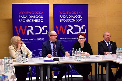 Widok na 4 członków Prezydium siedzacych przy stole w trakcie debaty