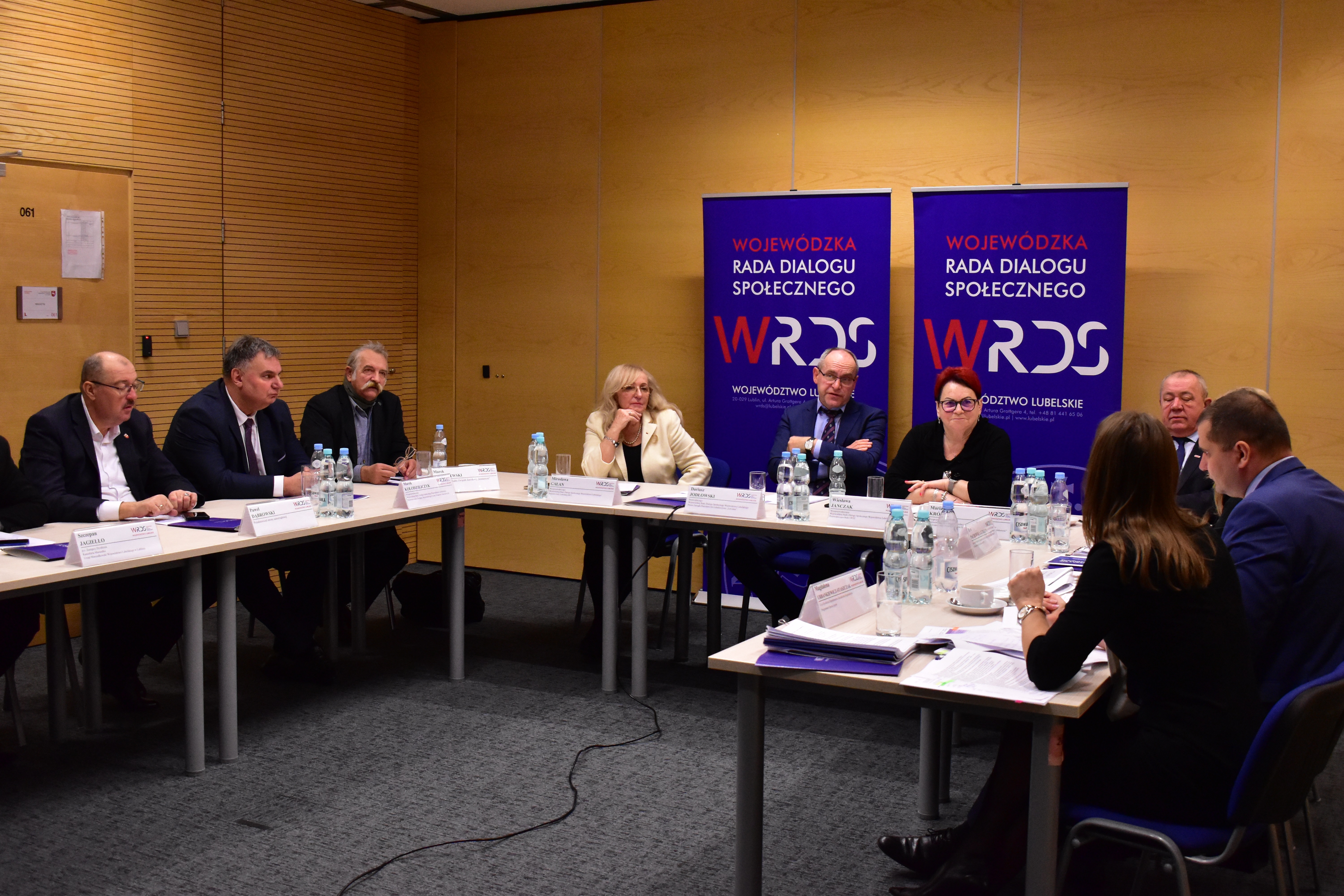 widok na wszystkich uczestników posiedzenia oraz zaproszonych gości w trakcie dyskusji