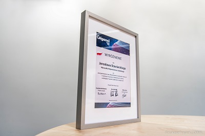 widok na dyplom Giganci Polska Press 2022, który otrzymał marszałek WL