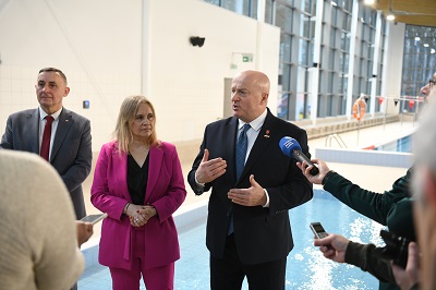 Marszałek WL w trakcie konferencji prasowej podczas otwarcia basenu