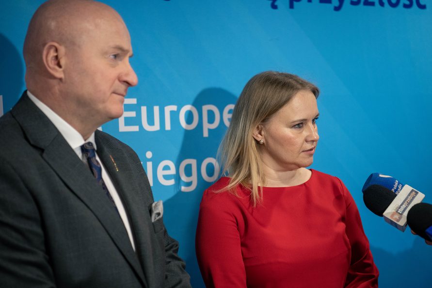 Marszałek Jarosław Stawiarski i dyr. Anna Brzyska opowiedzili na briefingu o zadaniu dot. rewitalizacji