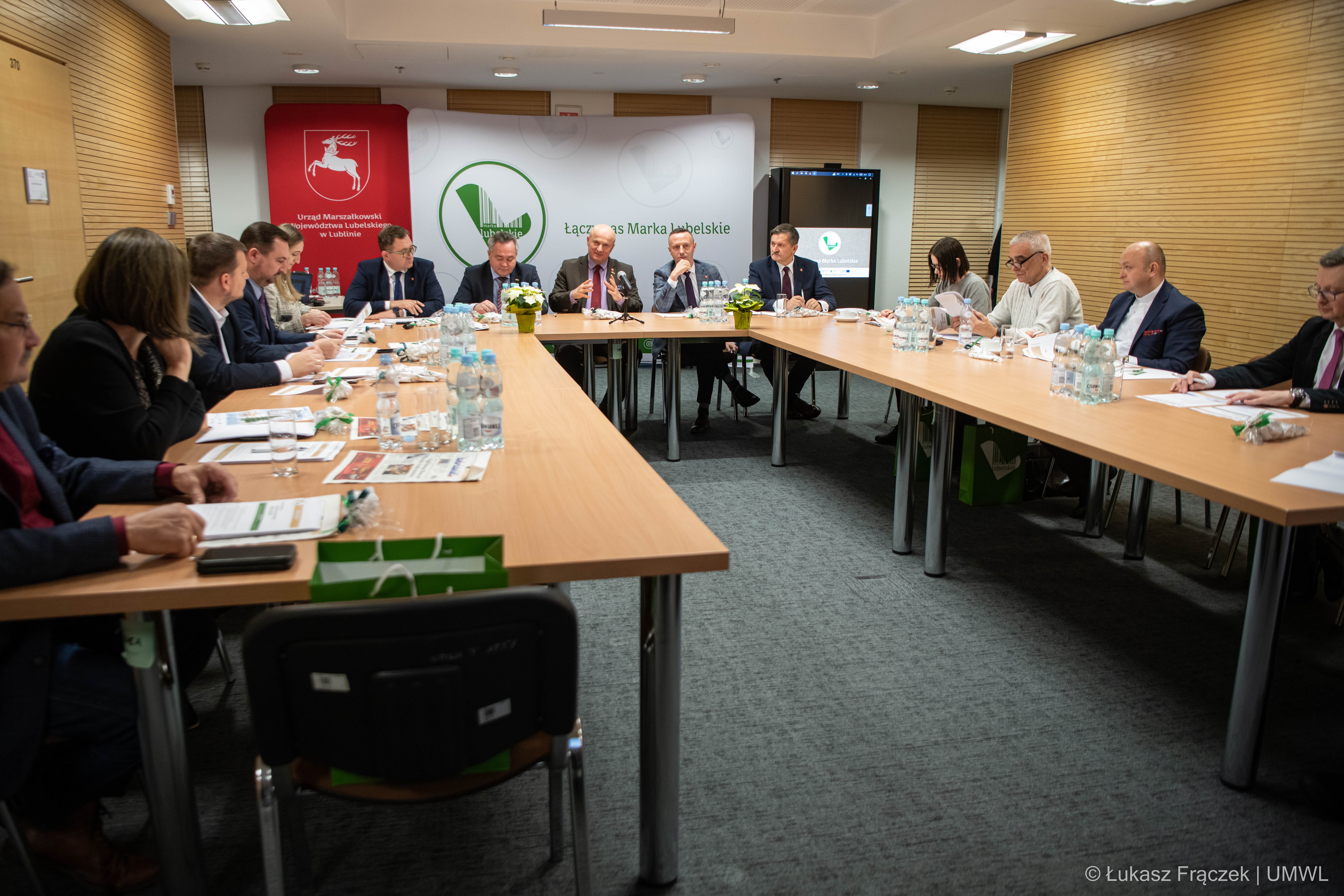 Widok na siedzących uczestników posiedzenia XIV Kapituły Marka Lubelskie