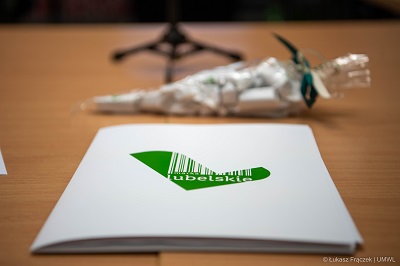 Widok na stół i położoną na nim teczkę biurową z logo Marka Lubelskie