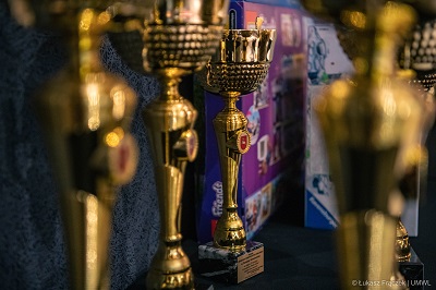 Widok na puchary, przygotowane do rozdania laureatom konkursu Niezłe ziółko