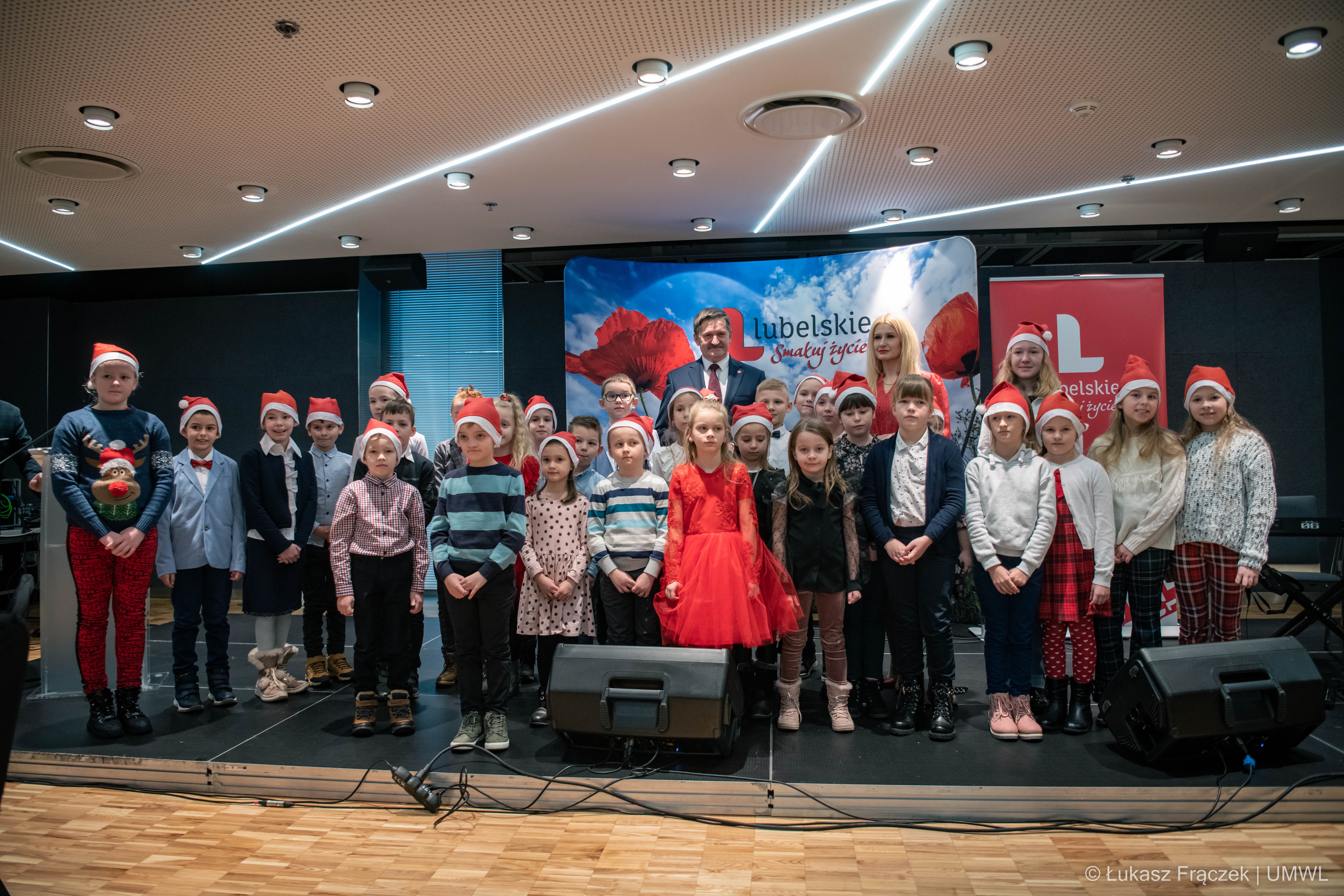 Grupo zdjęcie dzieci - laureatów konkursu niezłe ziółko w towarzystwie członka zarządu