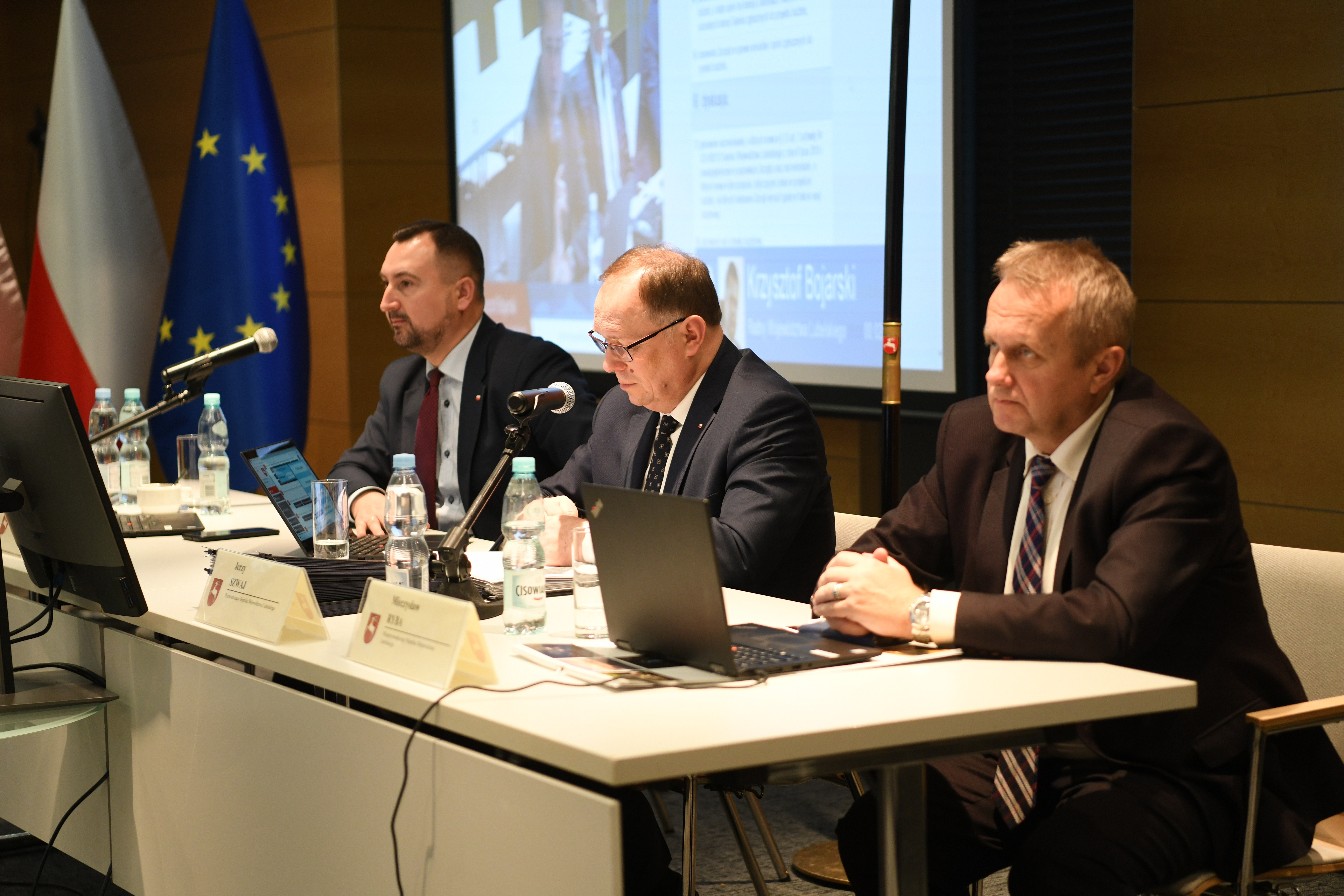 Przewodniczący Sejmiku Jerzy Szwaj w towarzystwie dwóch radnych otwiera budżetową Sesję sejmiku WL