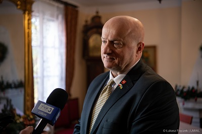 Marszałek WL Jarosław Stawiarski w zamku na Janowcu udziela wypowiedzi dziennikarzowi