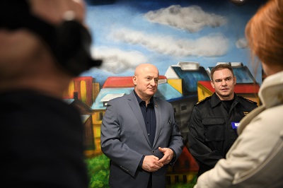 Marszałek WL w towarzystwie strażaka podczas wizji lokalnej interaktywnego centrum edukacyjnego dla dzieci i młodzieży