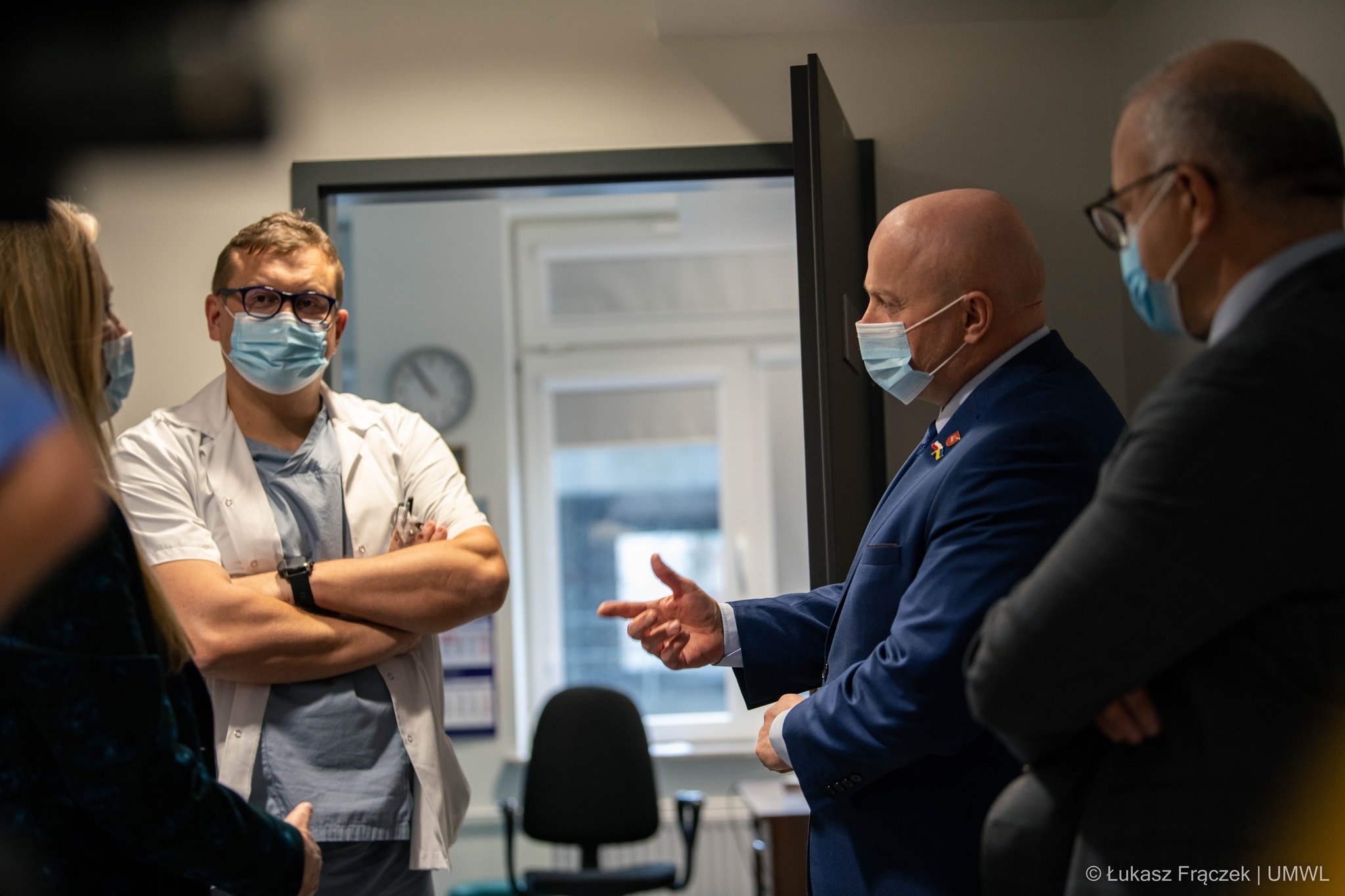 Marszałek Jarosław Stawiarski rozmawia z chirurgami z okazji setnej operacji wykonanej robotem da Vinci