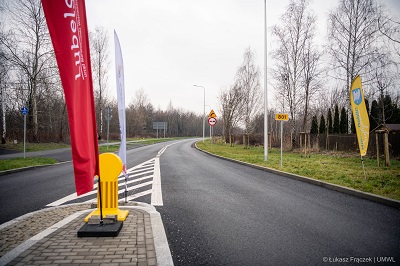 Widok na kawałek nowo otwartej drogi 801 w miejscowości Dęblin
