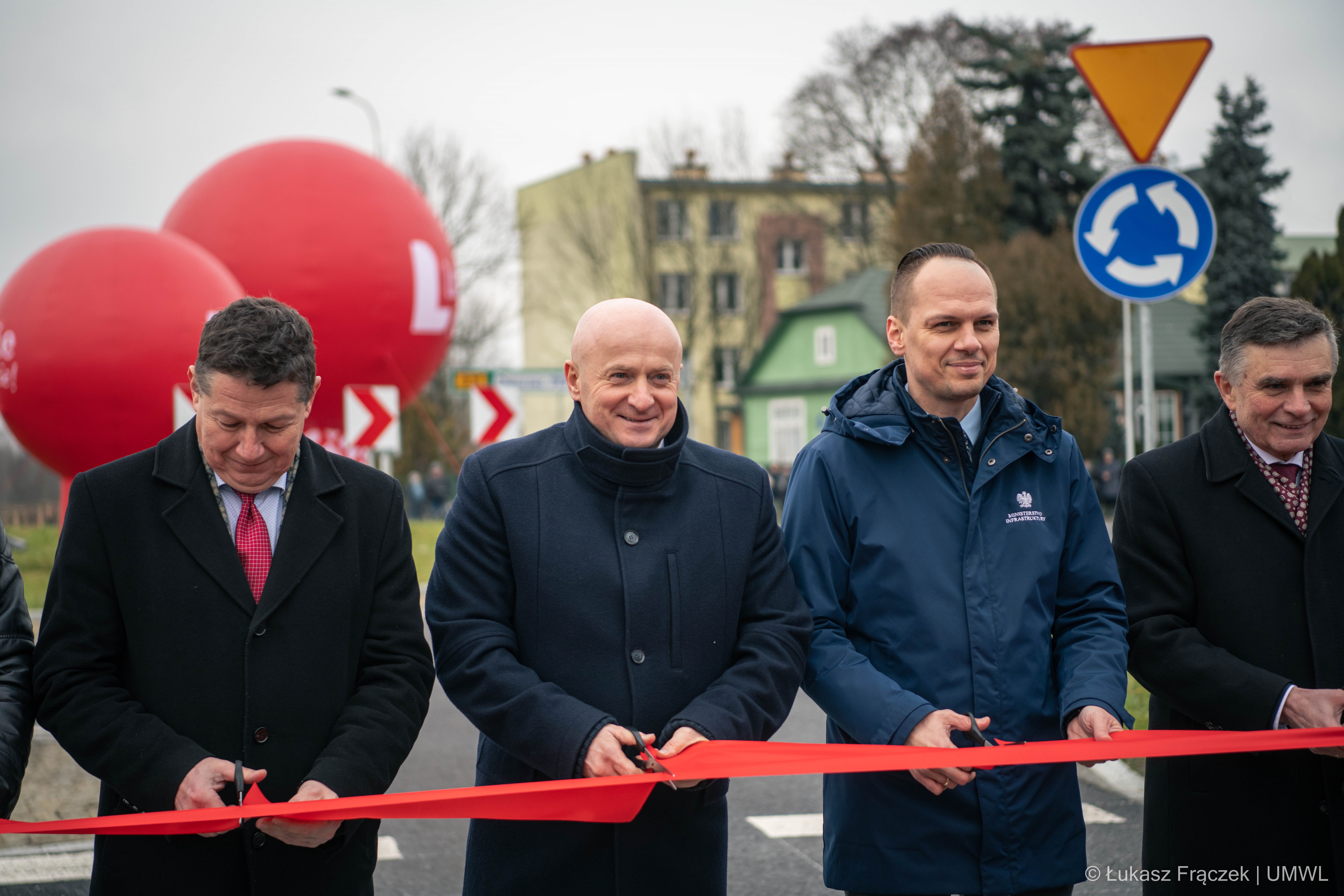 Marszałek Jarosław Stawiarski wraz z przedstawicielami rządu przecina wstęgę podczas otwarcia drogi nr 801
