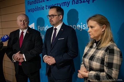 Marszałek WL, przedstawiciel rządu i dyrektor RPO w trakcie briefingu prasowego przed konferencją