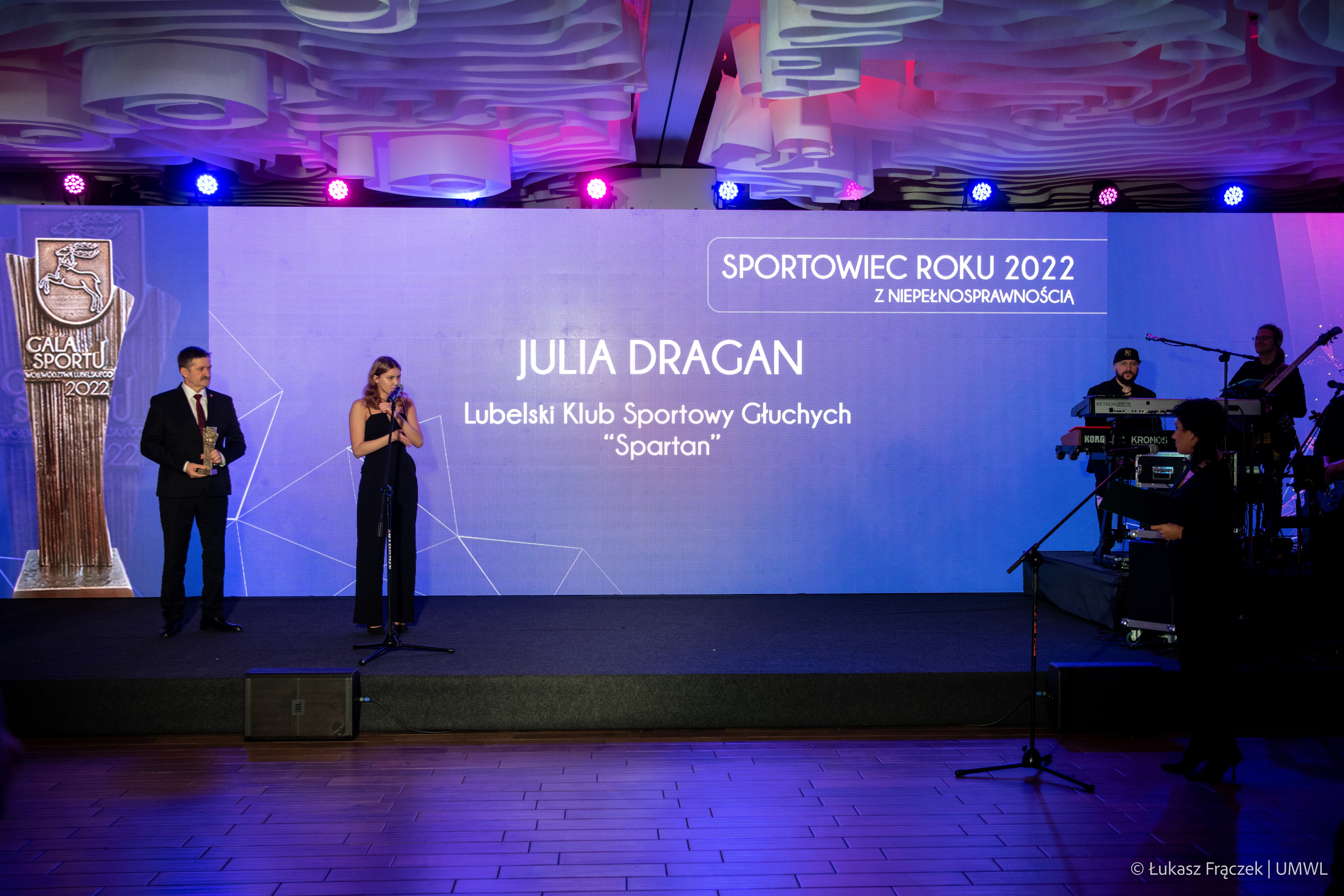 Julia Dragan odbiera nagrodę sportowca roku 2022 z niepełnosprawnością z rąk Zdzisława Szweda