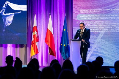 Widok na salę konferencyjną oraz B. Bałabana członka zarządu WL, który otwiera galę wręczenia nagród