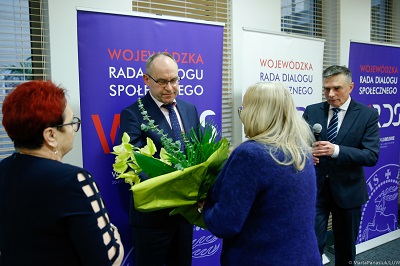 Członkowie Prezydium składają kwiaty Przewodniczącemu w podziękowaniu za jego roczne przewodnictwo
