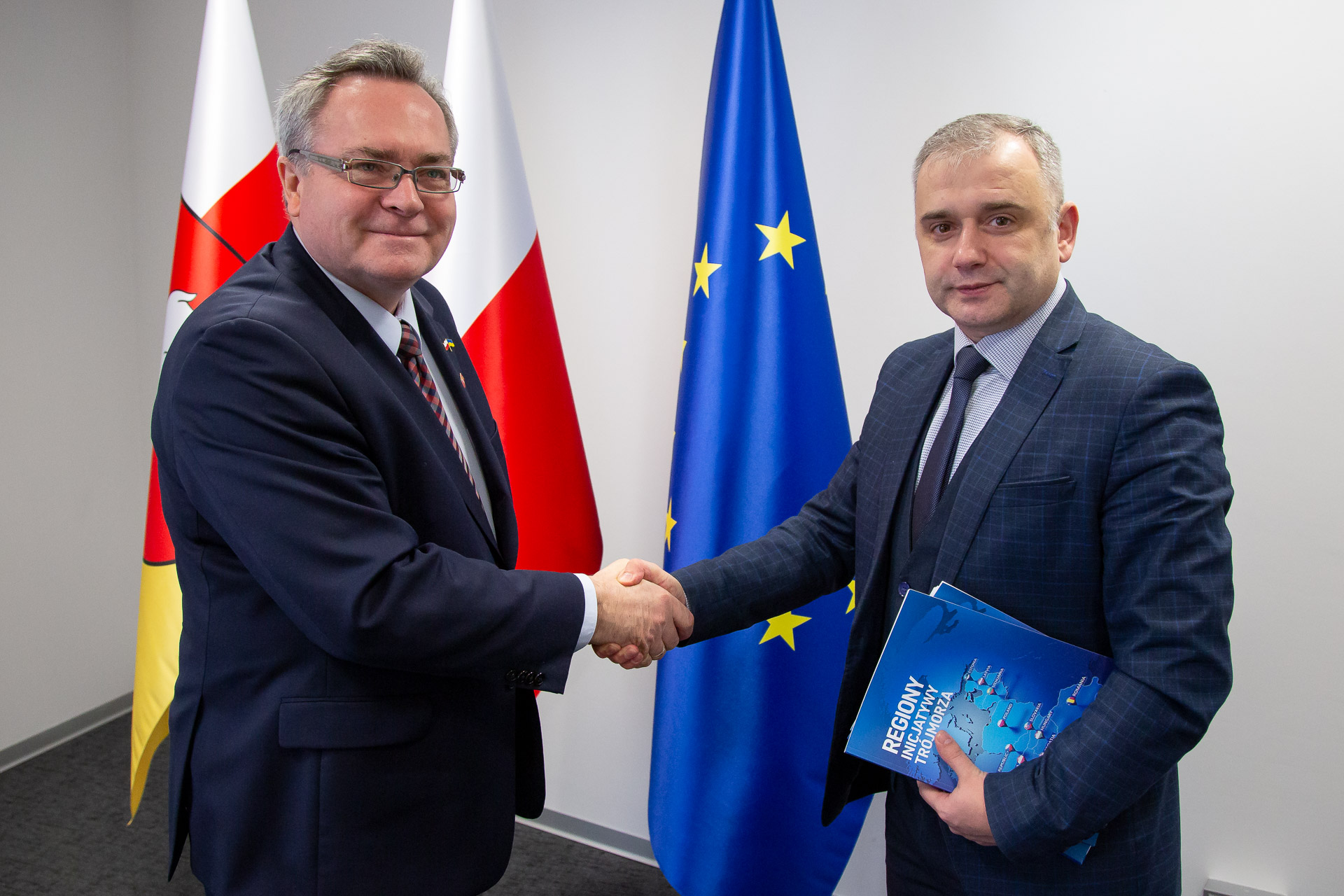 Wicemarszałek wrac z wiceprzewodniczacym podają sobie ręce