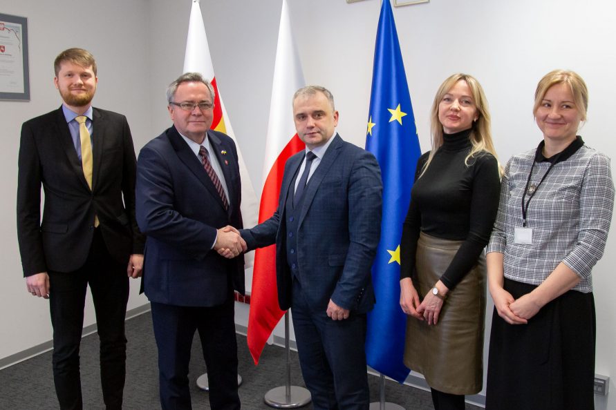 Wspólne zdjęcie wszystkich uczestników spotkania wicemarszałka z wiceprzewodniczącym zakarpackiej rady obwodowej