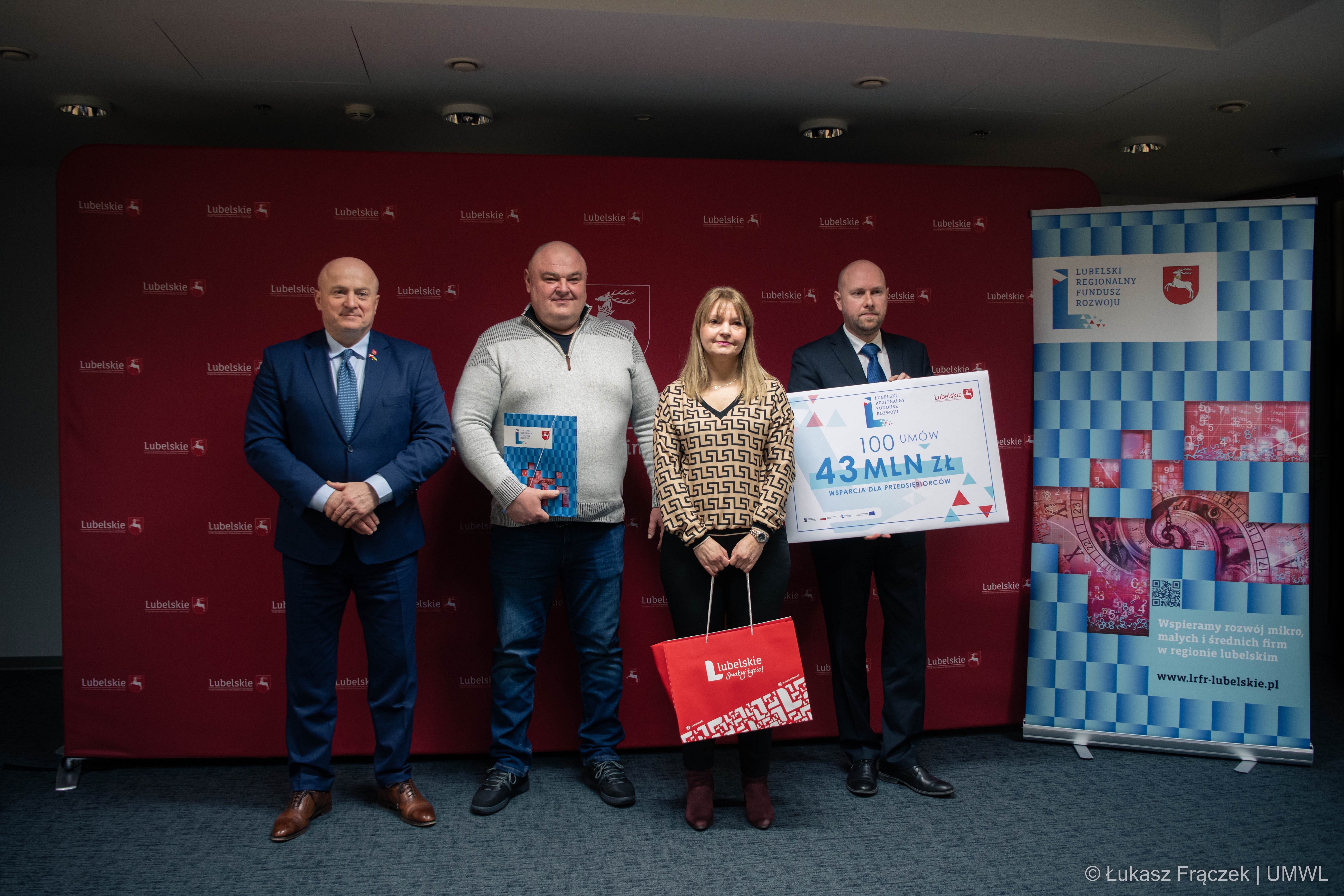 Marszałek WL w towarzystwie właścicieli ośrodka wypoczynkowego w Okunince którzy podpisali setną umowę LRFR