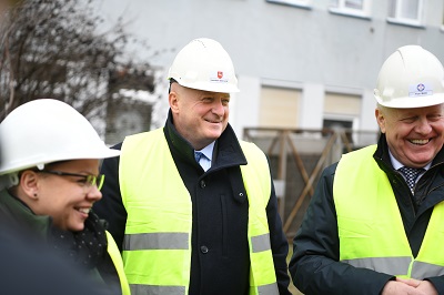 Marszałek WL wraz z dyr. P. Matejem na tle budowy przed szpitalem na al. Kraśnickiej