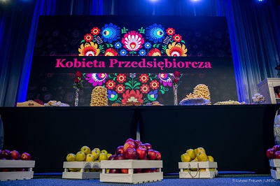 Wystawa składająca sięz jabłek w skrzynkach regionalnych potraw i logo Kobieta Przedsiębiorcza