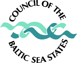 Logotyp Rady Państw Morza Bałtyckiego, dwie zielone wstażki przeplecione i nazwa rady po angielsku