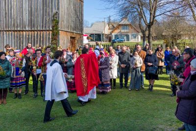 grupa ludzi podczas obrzędu święcenia palm wielkanocnych