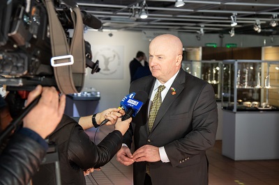 Marszałek Jarosław Stawiarski rozmawia z dziennikarzami podczas obchodów jubileuszu Muzeum