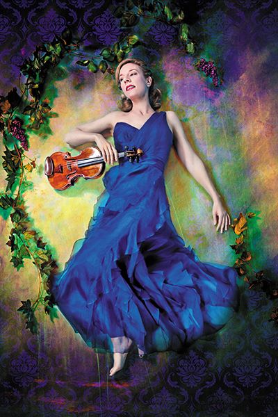 kobieta w niebieskiej sukni ze skrzypcami
