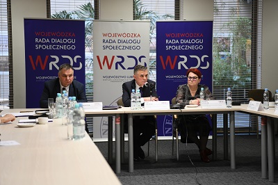 Członkowie Prezydium siedzący przy stole prezydialnym