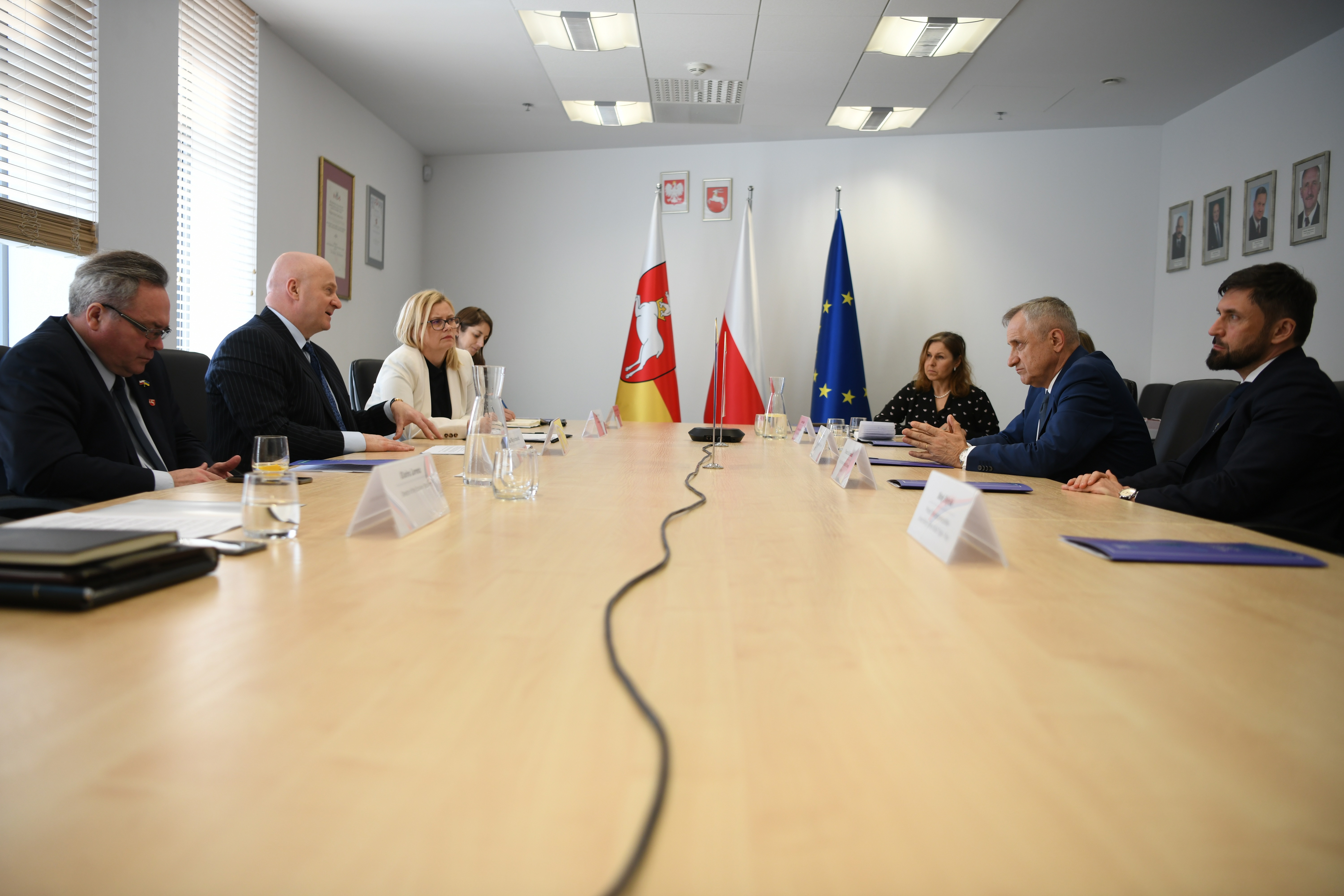 Marszałek WL podczas rozmowy przy stole z ambasadorem Słowenii