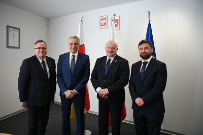 Marszałek WL wraz z delegacją Słowenii pozuje do zdjęcia