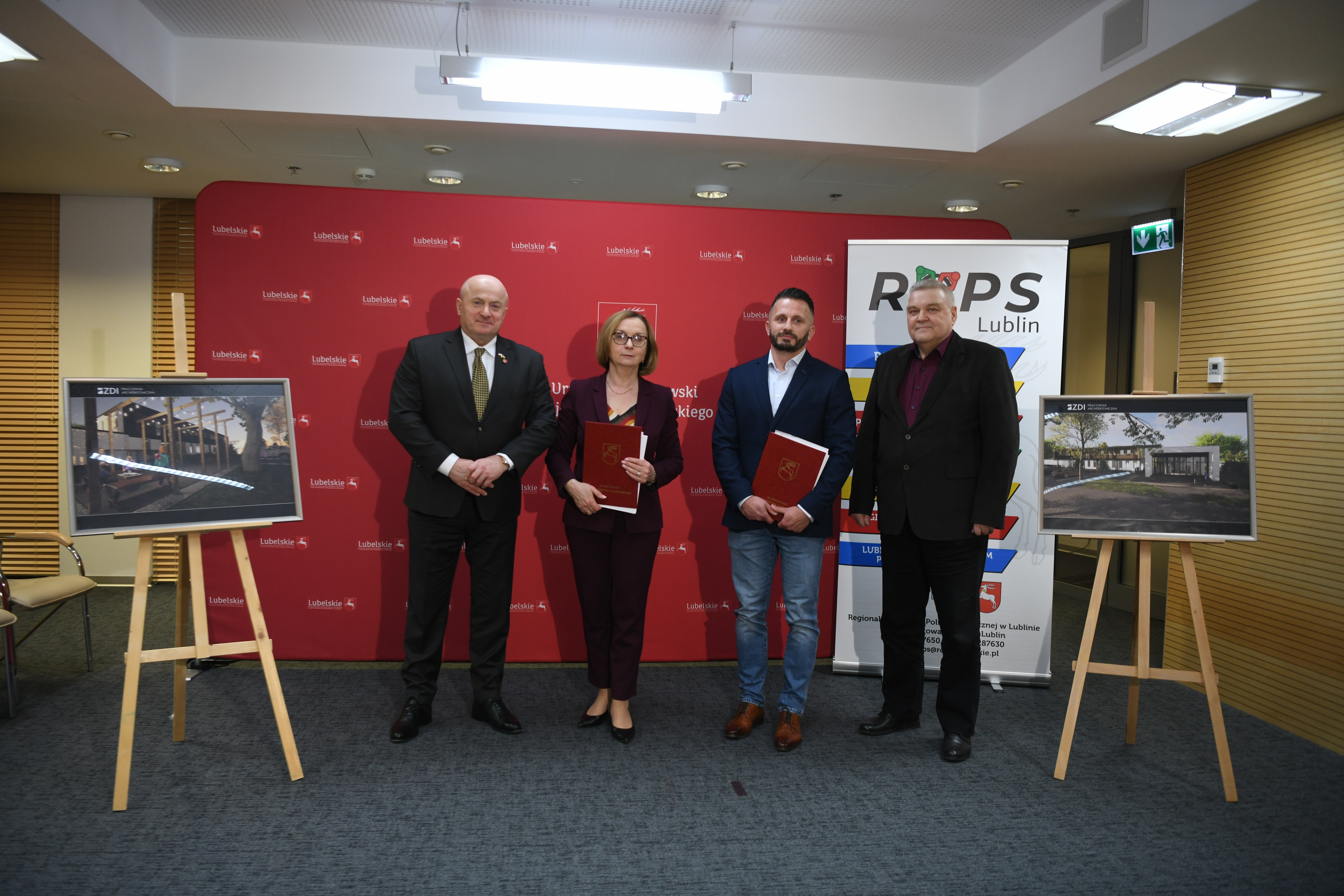 Marszałek WL podczas podpisania umowy na utworzenie miejsca pobytu dla uchodźców