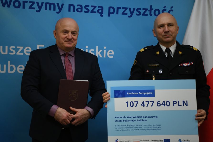 marszałek i komendant w reku z symbolicznym czekiem