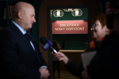Marszałek WL w trakcie udzielania wywiadu z dziennikarzem, z okazji otwarcia biblioteki w Kraśniku