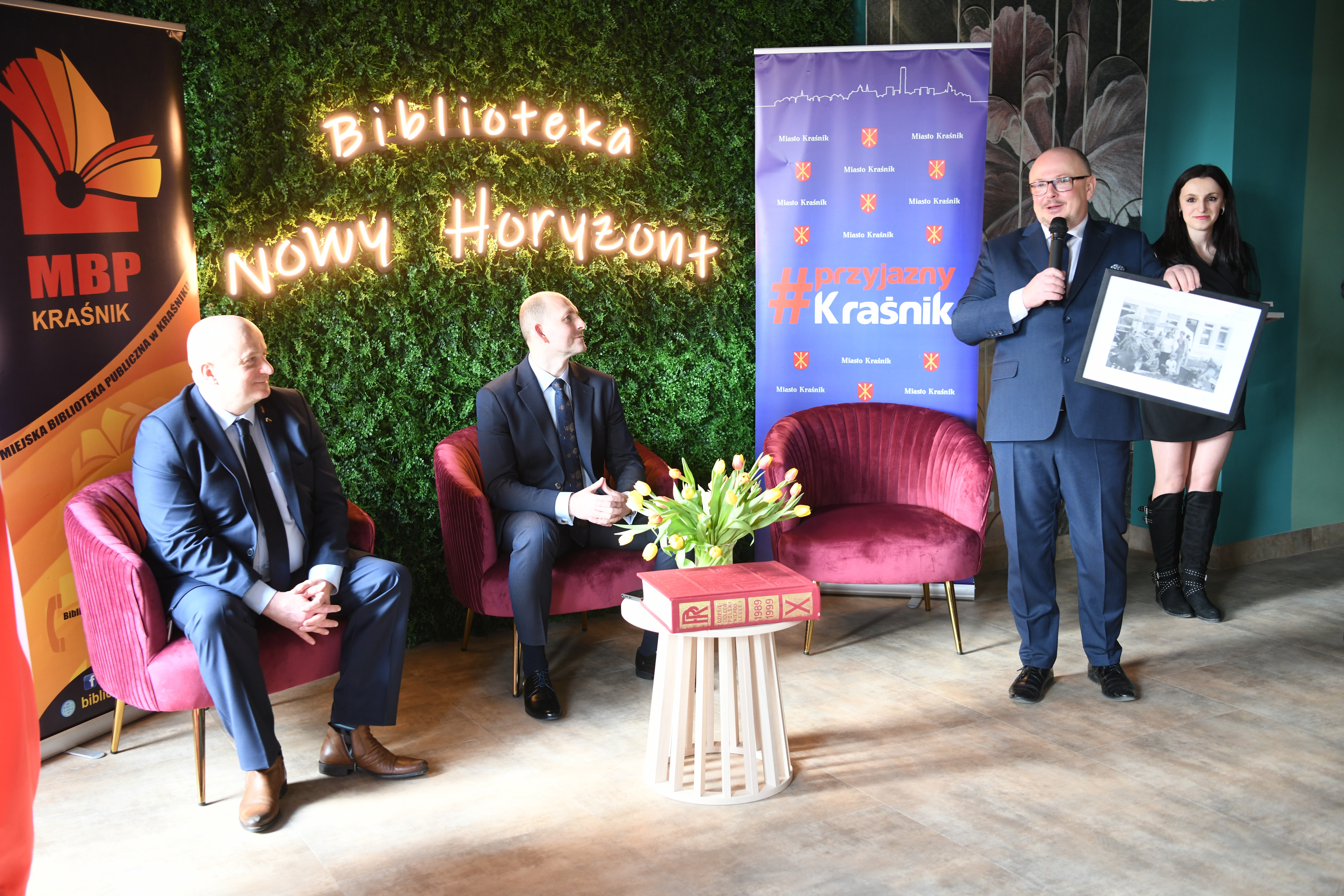 Marszałek WL wraz z burmistrzem Kraśnika podczas otwarcia biblioteki