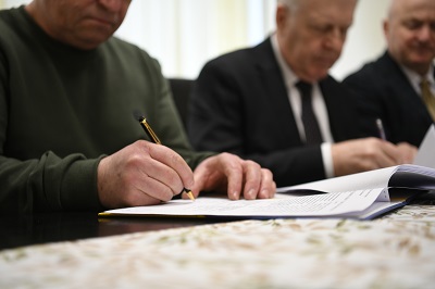 Moment podpisania umowy na współpracę obu szpitali