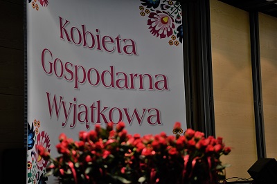 Baner z napisem Kobieta gospodarna Wyjątkowa