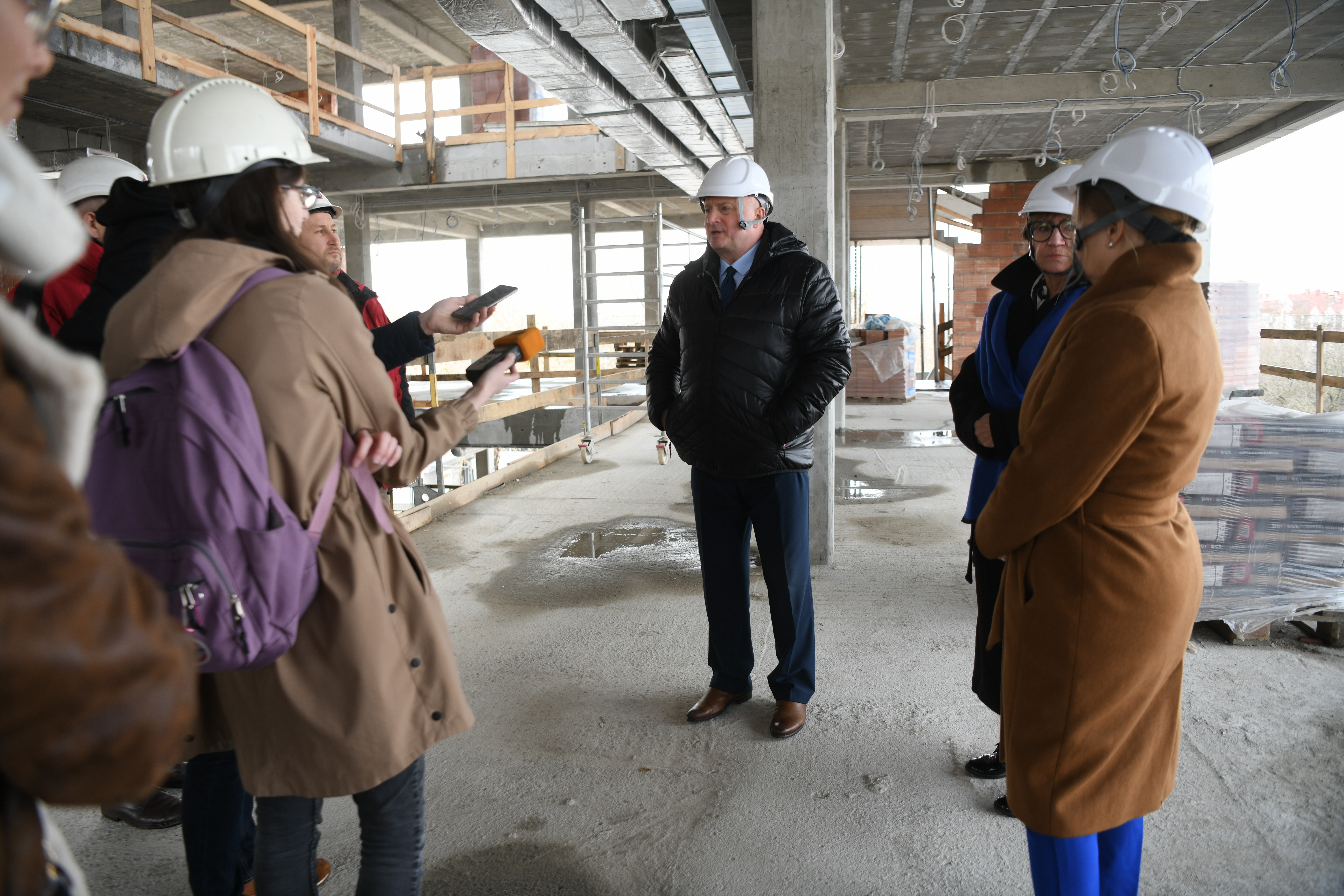 Marszałek WL rozmawia z dziennikarzami na terenie budowy