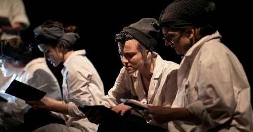 Kadr ze spektaklu teatralnego grupa czytających kobiet