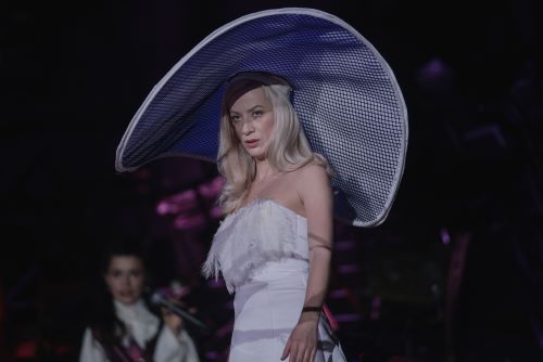 postać kobiety w ogromnym kapeluszu