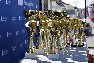 Widok na ustawione puchary przygotowane na rozdanie dla wygranych