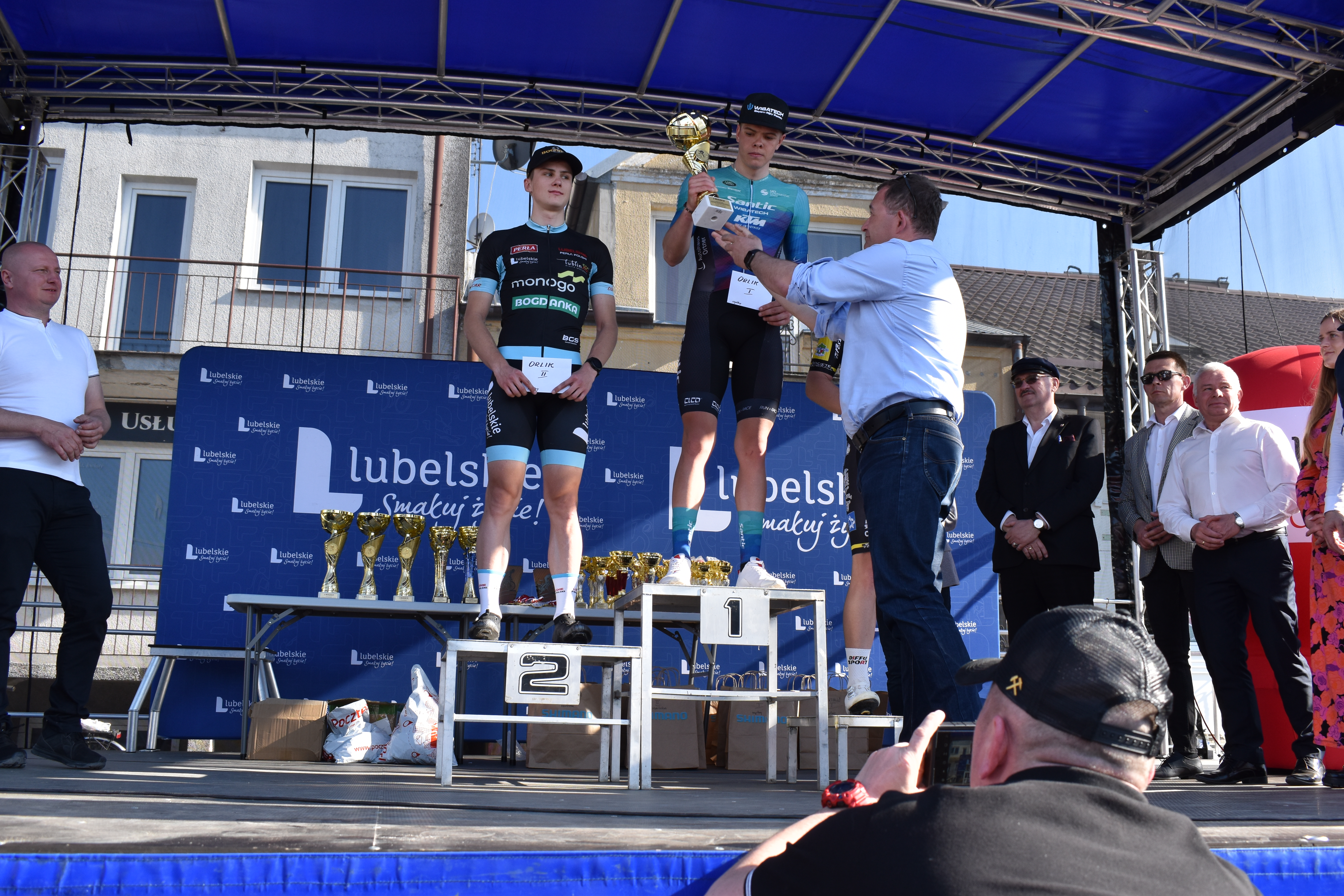 Bartłomiej Bałaban wręcza puchar laureatowi pierwszego miejsca